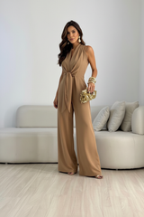 https://cdn.shopify.com/s/files/1/0996/9103/7054/files/jumpsuit-marrone-beige.png?v=1777227492